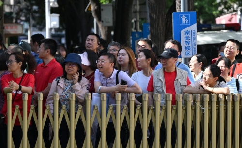北京一考场外，家长在等待。 新华社